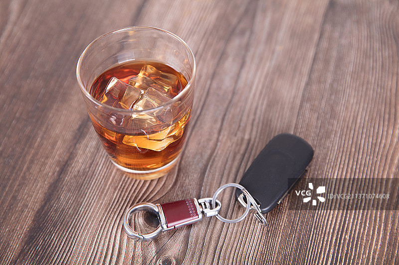 桌子上一杯酒和车钥匙图片素材