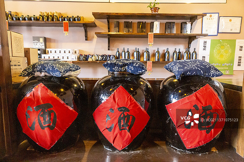 北京密云古北水镇：司马小烧酒坊酒缸图片素材