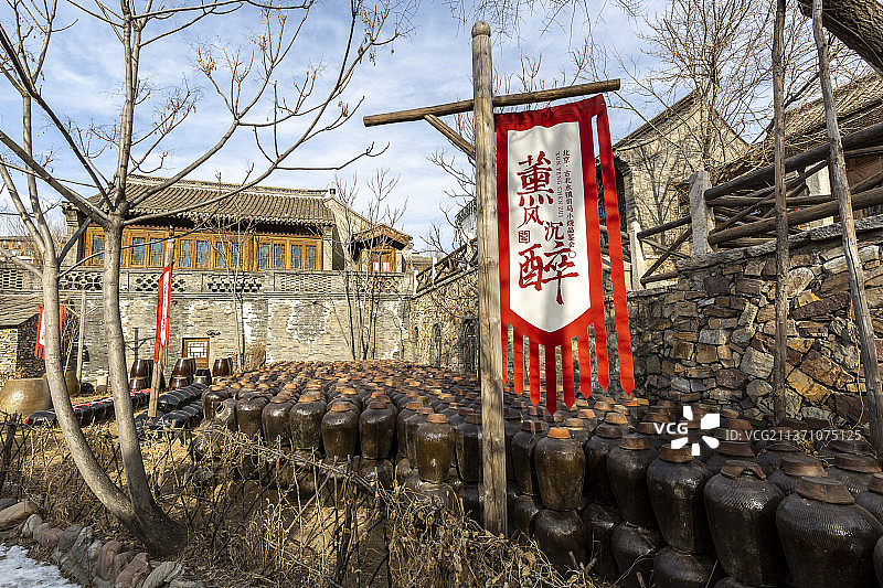 北京密云古北水镇：司马小烧酒坊酒缸图片素材