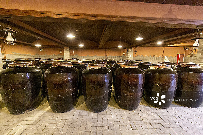 北京密云古北水镇：司马小烧酒坊酒缸图片素材