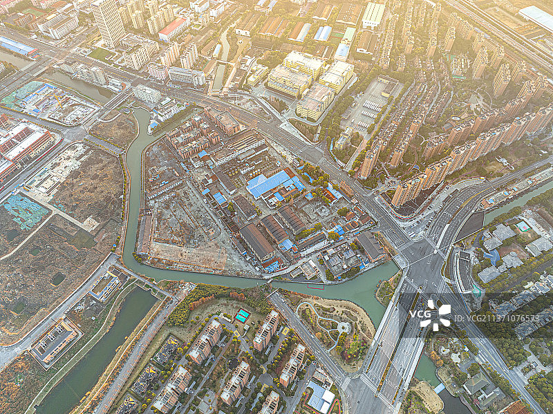 杨浦区新江湾城 国权北路上的待拆迁老厂房 美岸栖庭社区旁 殷行路图片素材