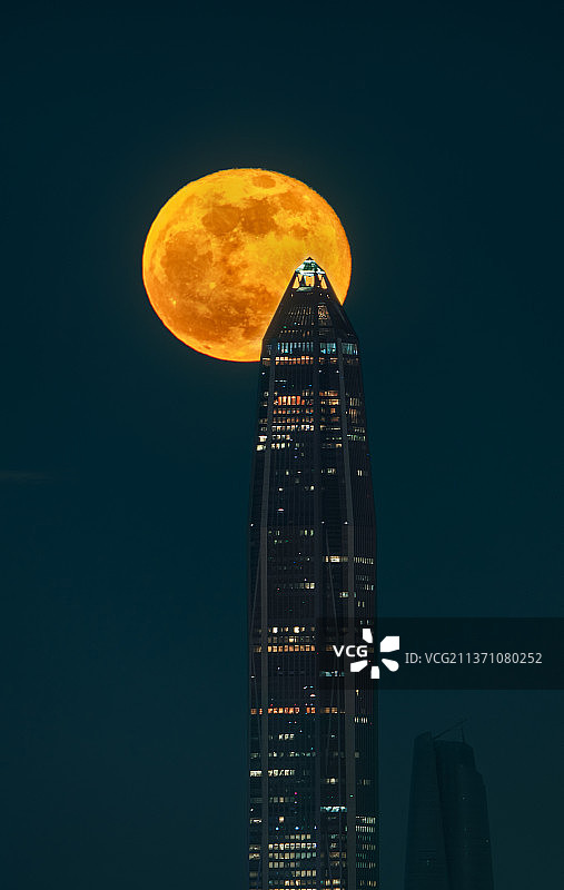 平安金融中心大厦月出图片素材