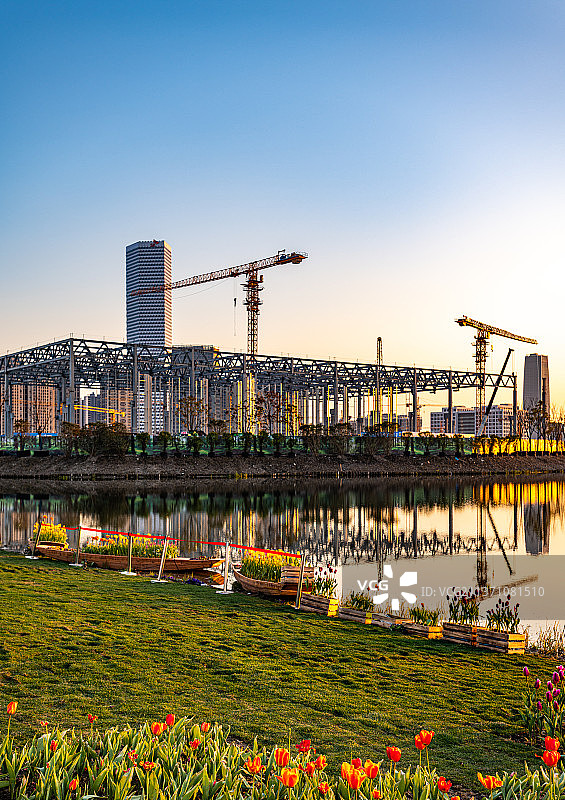 黄昏夕阳下的上海浦东世博文化公园湖泊河流自然建筑景观图片素材