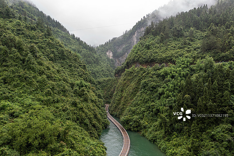 航拍湖北恩施狮子关水上浮桥鸟瞰图图片素材