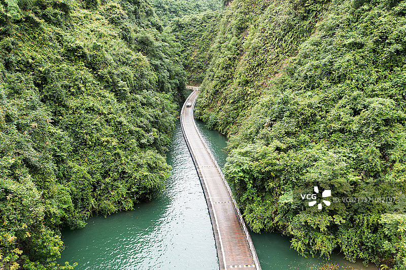 航拍湖北恩施狮子关水上浮桥鸟瞰图图片素材