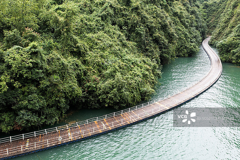 航拍湖北恩施狮子关水上浮桥鸟瞰图图片素材