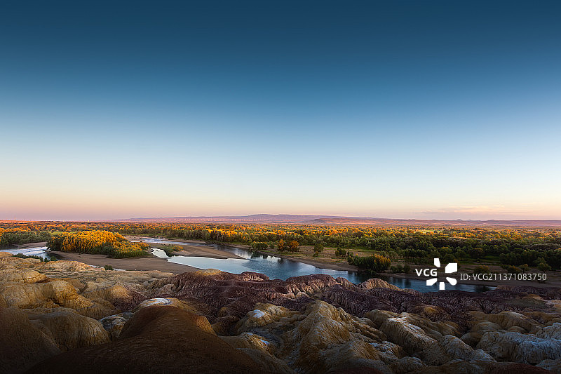 新疆阿勒泰阿勒泰布尔津五彩滩自然风光图片素材