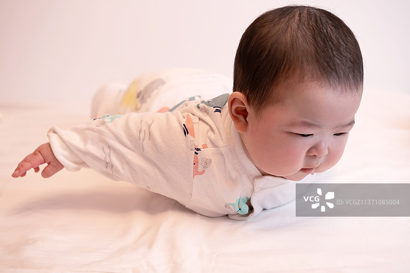 婴儿飞行造型图片素材