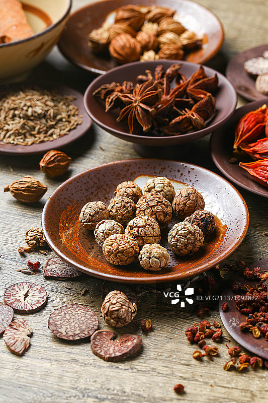 各种调料香料组合放在盘子里图片素材