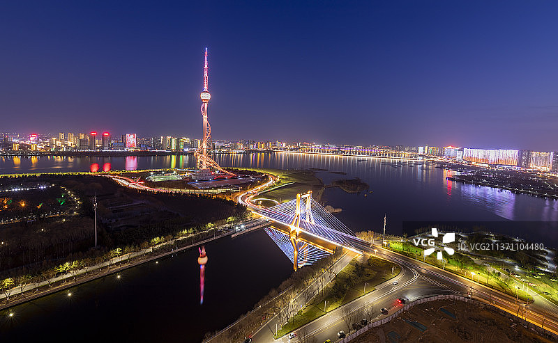 山东省临沂市地标风景——沂河三河口电视塔夜晚风景图片素材