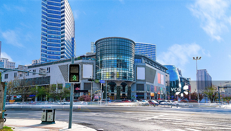 威海九龙城繁华街道商场建筑大楼马路车轨购物广场蓝色玻璃外墙图片素材