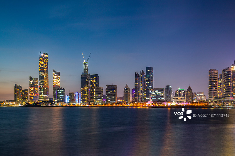青岛城市中心区海天中心大厦地标建筑夜景图片素材