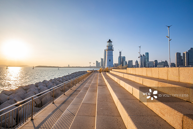 青岛奥帆中心情人坝灯塔日落图片素材