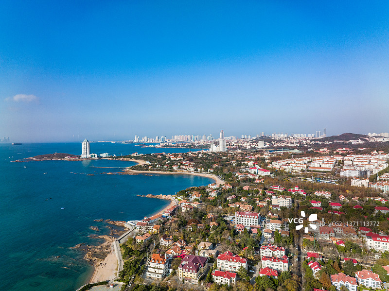 青岛第三海水浴场海天中心大厦地标建筑城市风光全景图片素材