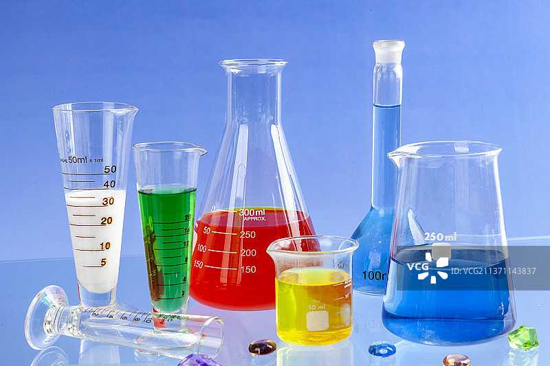 实验室中盛满化学液体的玻璃器皿图片素材