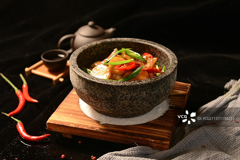 中餐石锅土豆家常菜摆拍图片素材