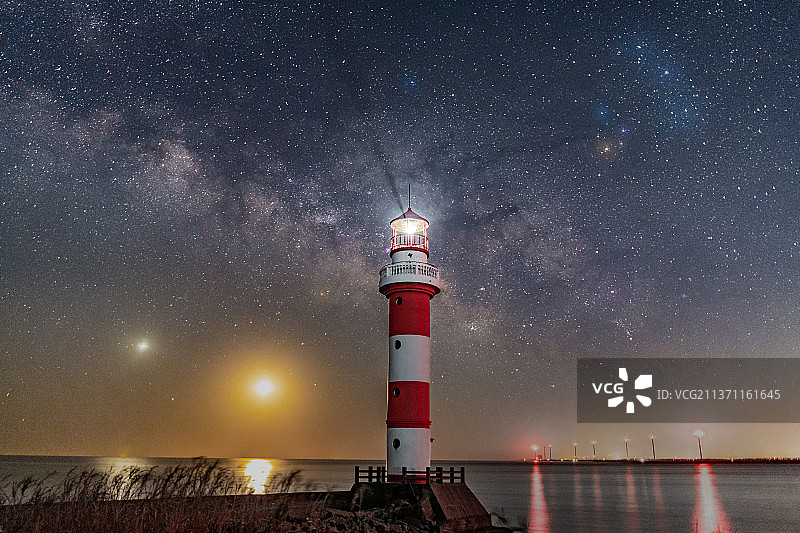 海上星辉与明月盛进杯光图片素材