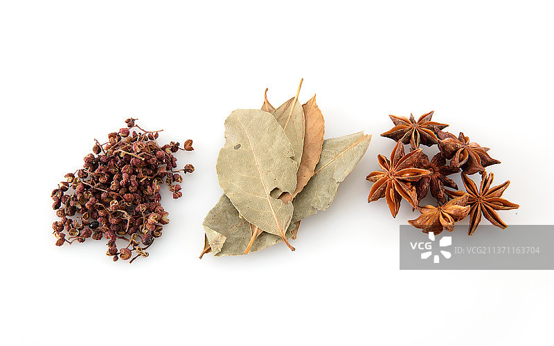 三种大料在白背景上图片素材