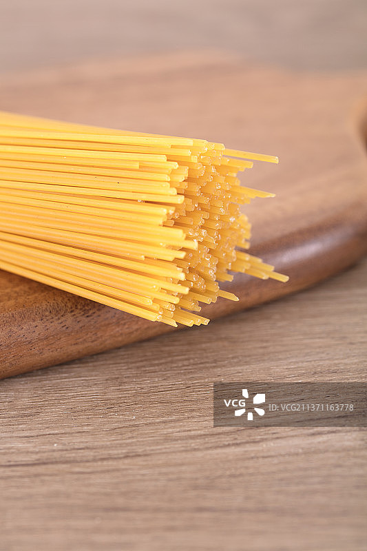 意大利面条在砧板上图片素材