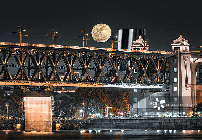 武汉长江大桥中秋月圆之时图片素材