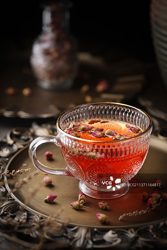 复古托盘暗色背景的玫瑰花茶图片素材
