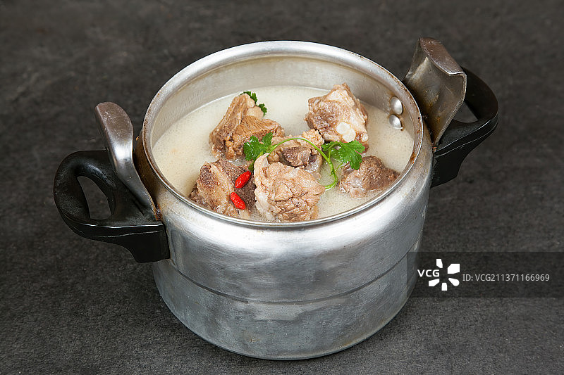 中餐美食-莲藕排骨汤图片素材