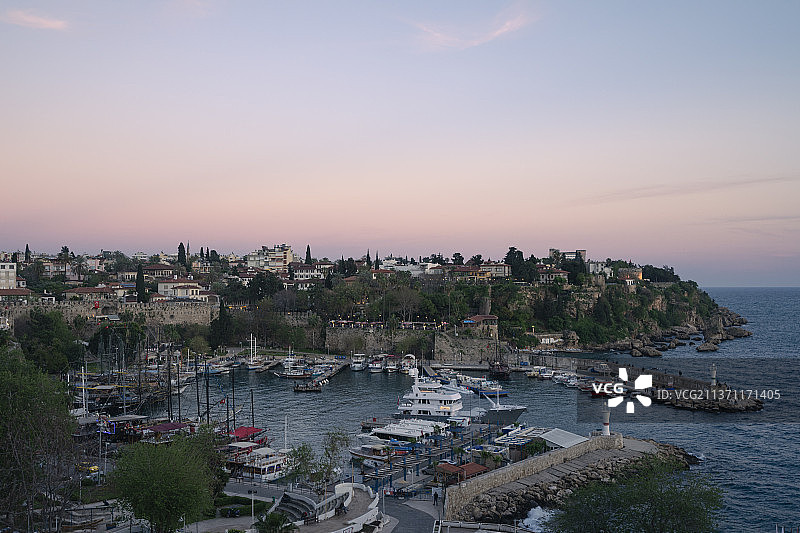 滨海 小镇 晚霞 傍晚 日出 日落 灯塔 渔港 大海  海港 港口图片素材