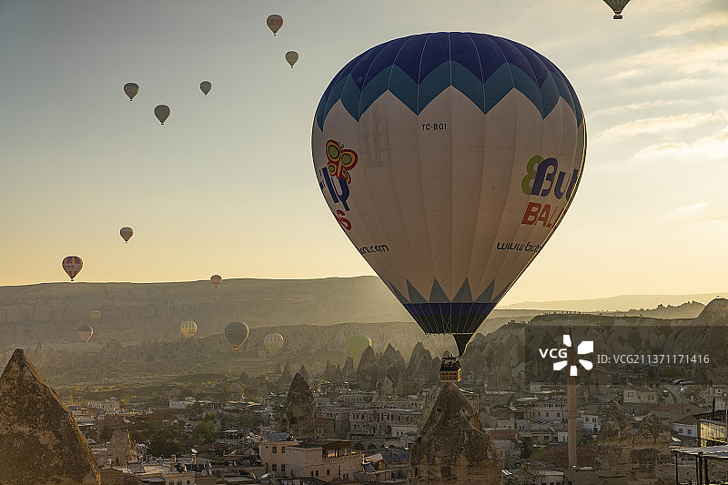 热气球 土耳其 卡帕多奇亚 格雷梅 蓝天 白云 晴天 升起 超广角图片素材