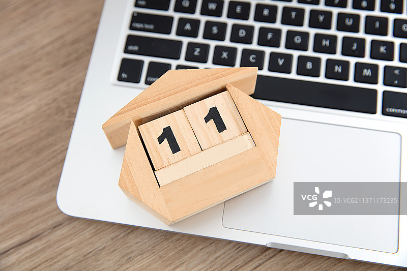 笔记本电脑上的台历盒显示着11图片素材