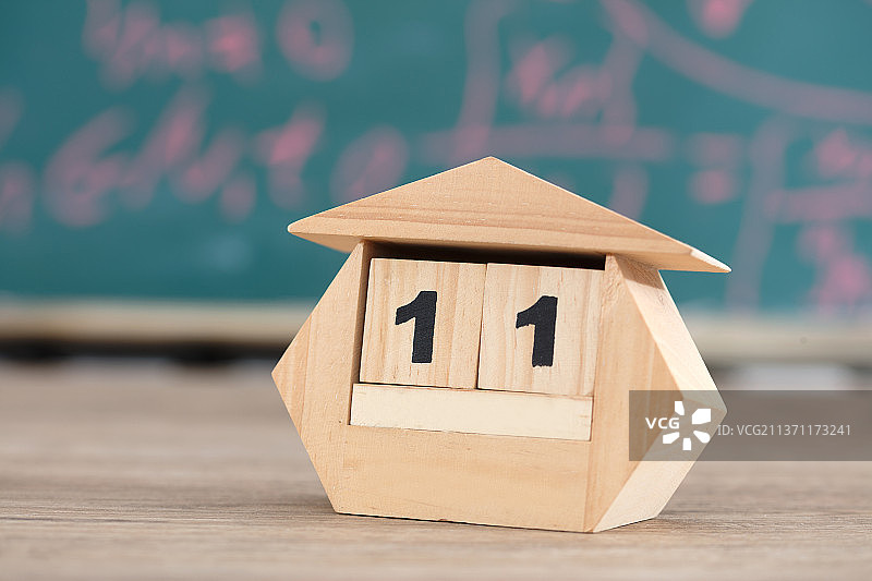 黑板前的木质创意小台历图片素材