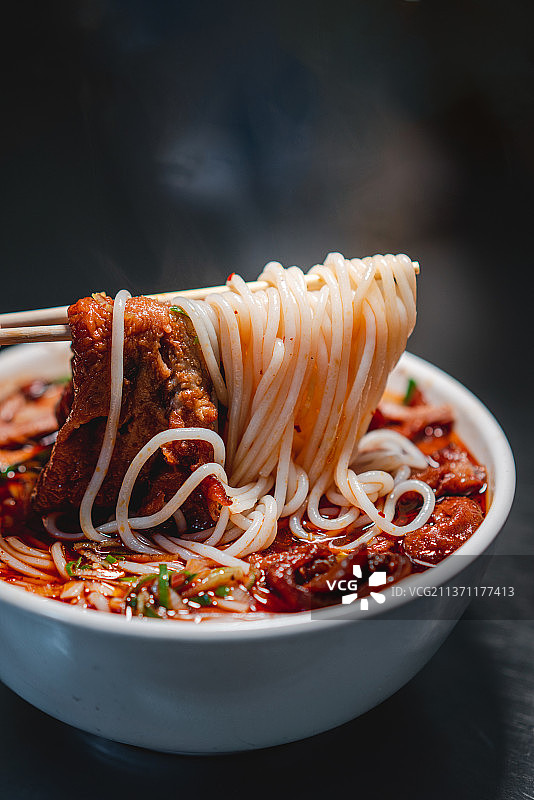 云南昆明宜良县特色小吃美食猪脚米线图片素材