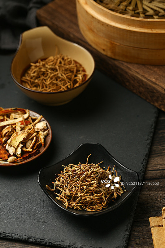 中药金银花放在黑色盘子里图片素材