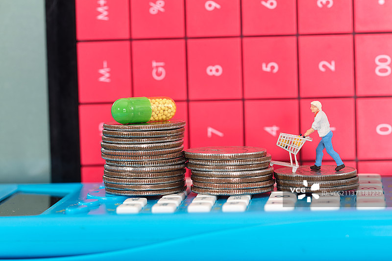 推车的人偶模型和高高在上的药品喻意药价上涨图片素材