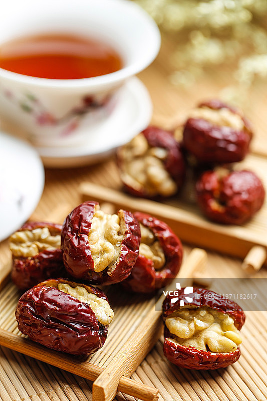 枣夹核桃放在竹帘上图片素材