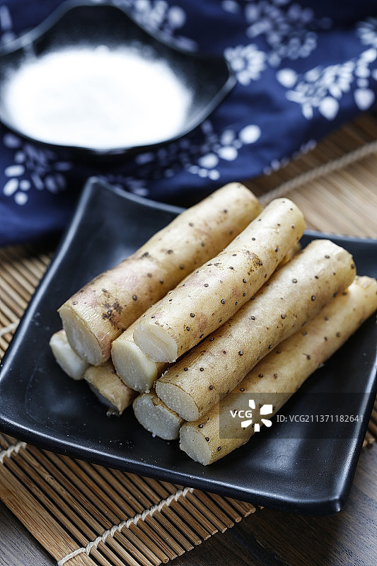 铁棍山药放在黑色盘子里图片素材