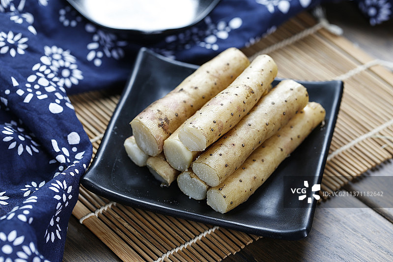 铁棍山药放在黑色盘子里图片素材