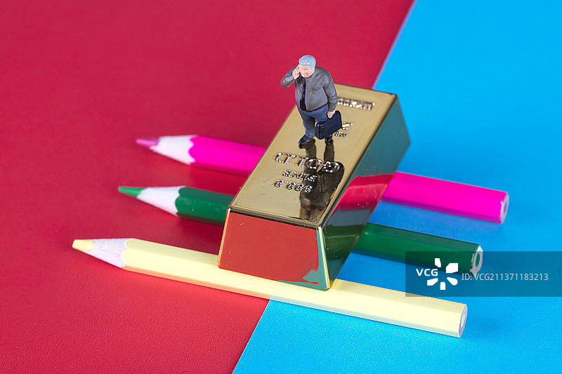 微缩商人模型站在金条上图片素材