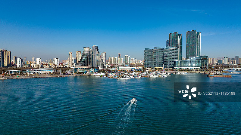 海滨海湾的船港，一艘船正在归航（日照）图片素材