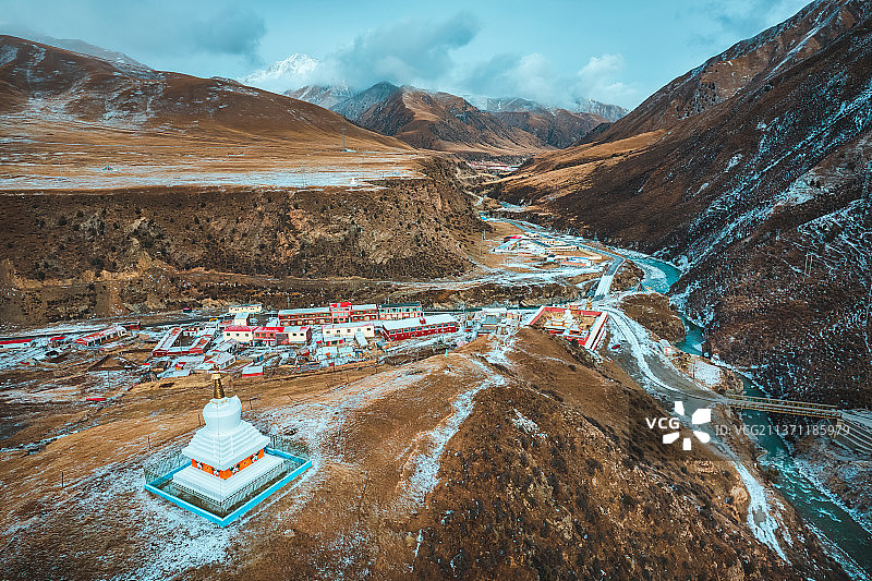 青海果洛州玛沁县阿尼玛卿山区雪山乡冬季高原乡村自然风光图片素材