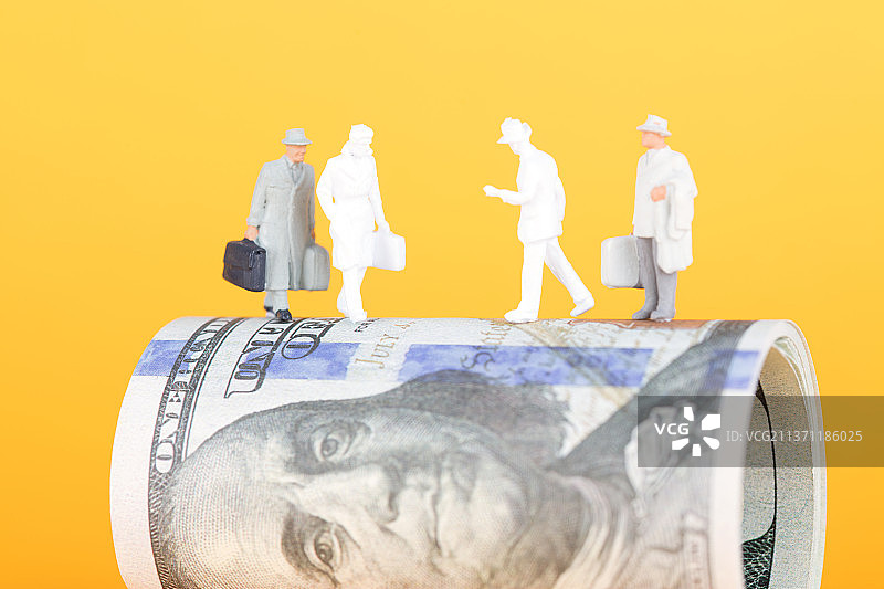 站在一卷美元钞票上的人偶白模和彩色人偶模型图片素材