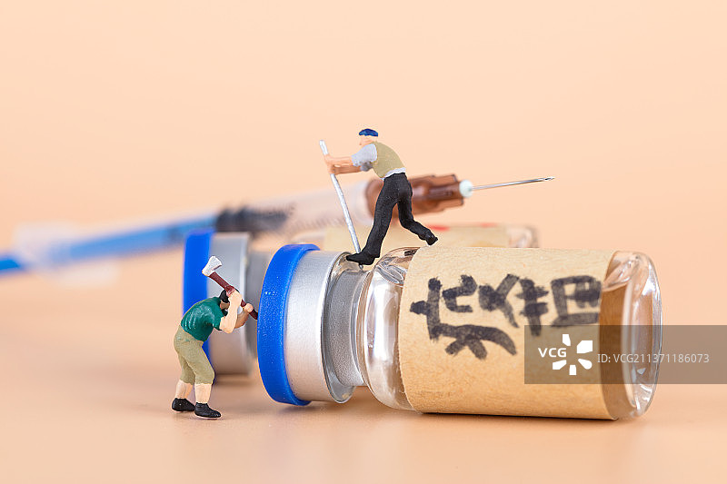 微缩场景试图打开疫苗的工人图片素材