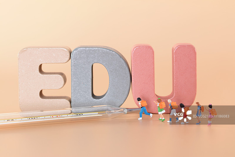 微缩世界小学生去上课要测体温图片素材