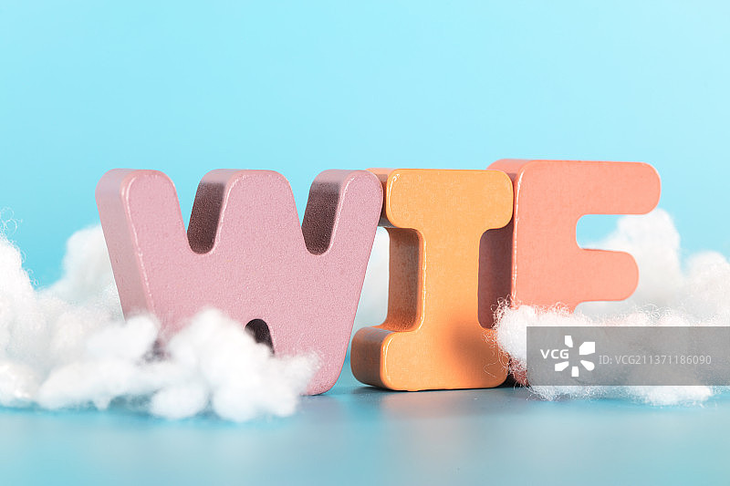 立体英文字母组成的WIFI和棉花团图片素材