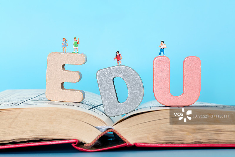 教育相关的微缩场景和小学生图片素材