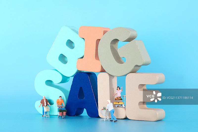 英文BIGSALE和各种购物的顾客图片素材