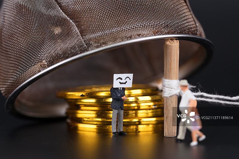 用心险恶的人用利益诱骗别人图片素材