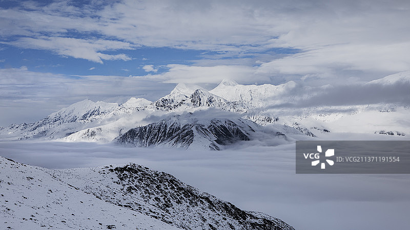 子梅垭口遥看大雪山图片素材