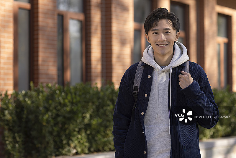 快乐的大学生肖像图片素材