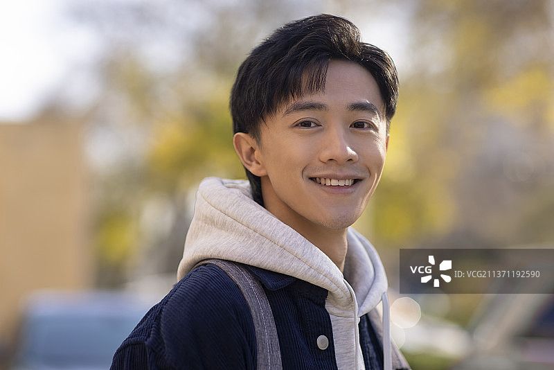 快乐的大学生肖像图片素材