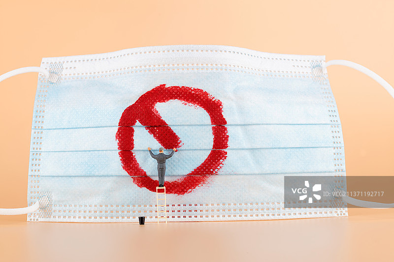 微缩粉刷匠人偶在口罩上画个禁止符号图片素材